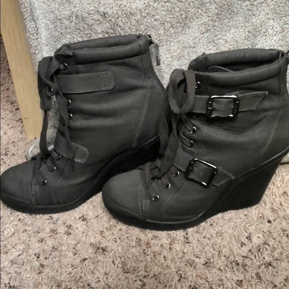 Simply Vera by Vera Wang platform booties - Picture 3 of 8